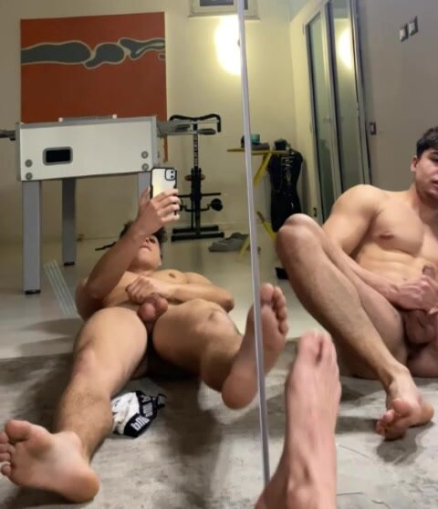 Amici italiani nudi si smanettano allo specchio