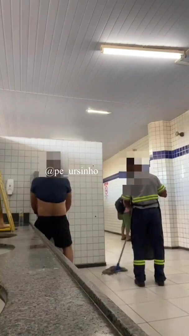 PUTARIA GOSTOSA NO BANHEIRO