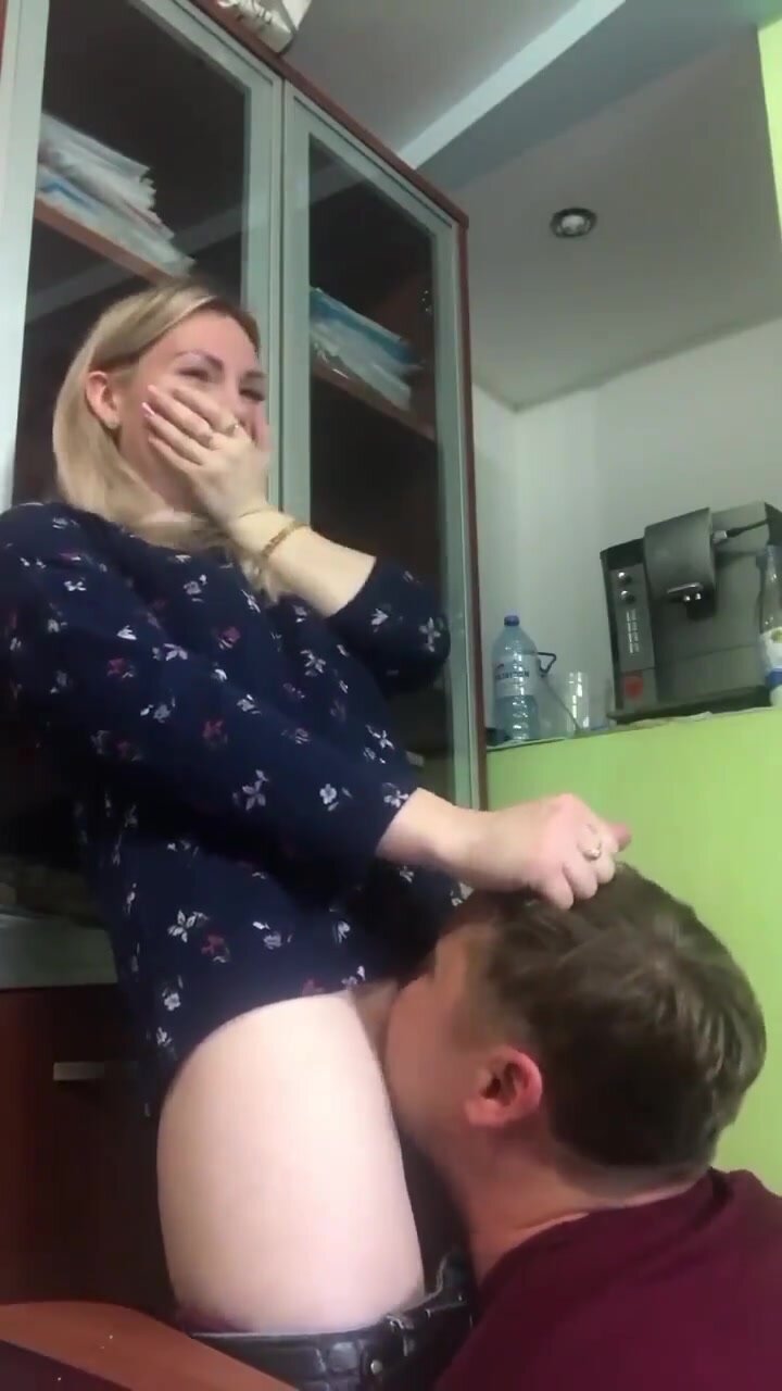 Guy treats his gf when he sucks her pussy