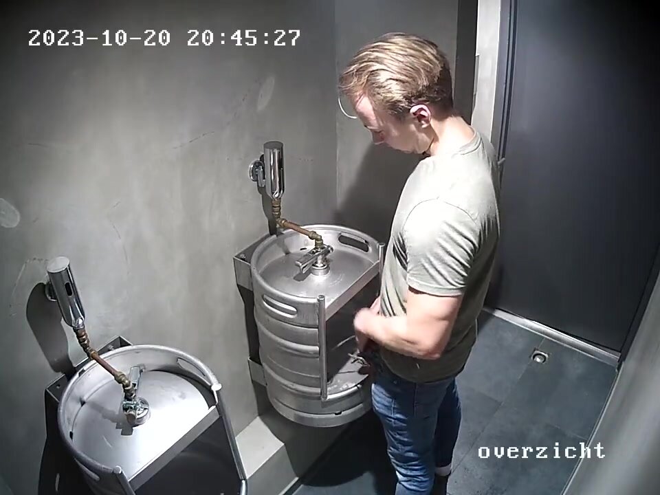 Pissing in the club urinal - Spycam
