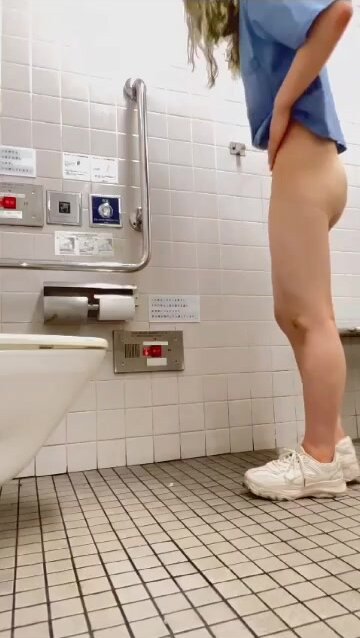 CUTE asian girl WEIRD pooping (RARE)