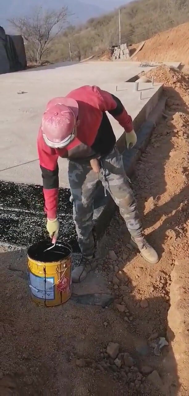 Builder flashing his cock on a construction site