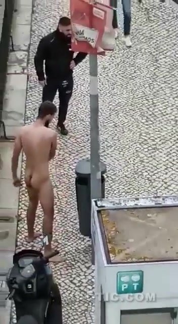 Betrunken und nackt in Portugal auf der Straße