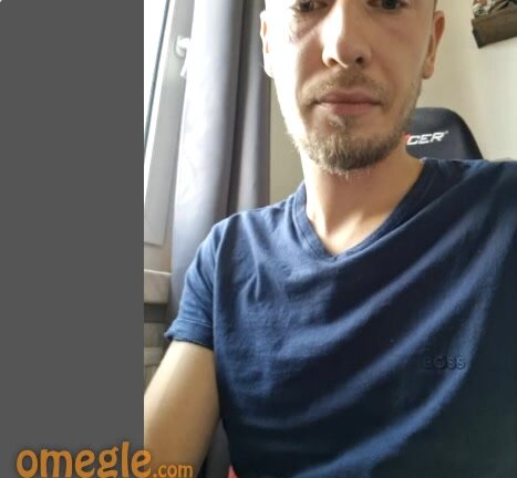 bearded guy jerking off on cam