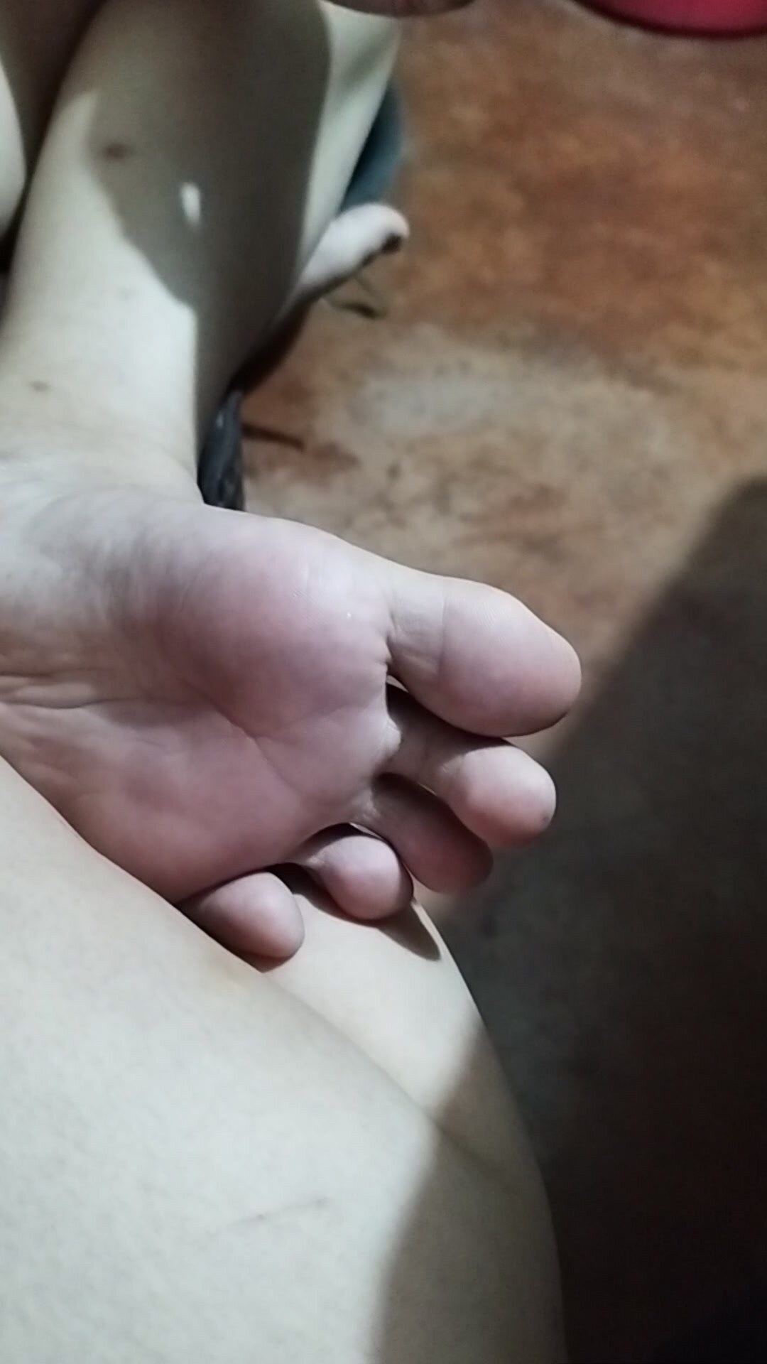 my friends feet while playing mobile legends