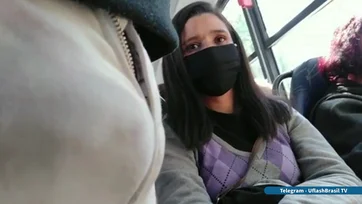 Woman looking bulge flash in bus ThisVid com em inglês 