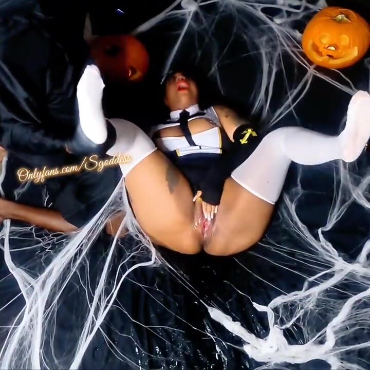 Shaved ebony holloween pussy turns on the foccet