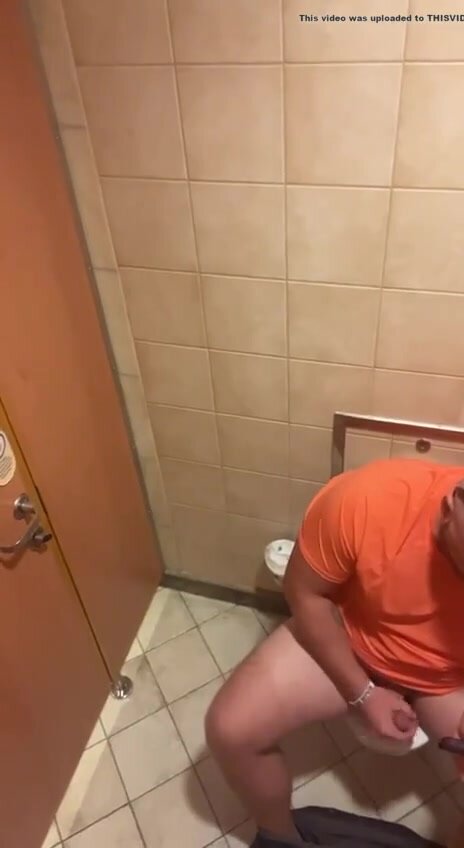 Public restroom - video 5