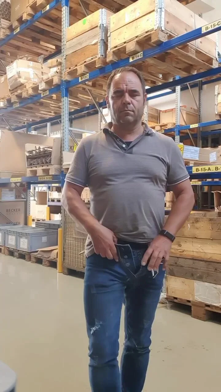 Paizão mostrando seu trabalho pelado - ThisVid.com