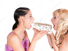 2 ladies eating a delicious cake