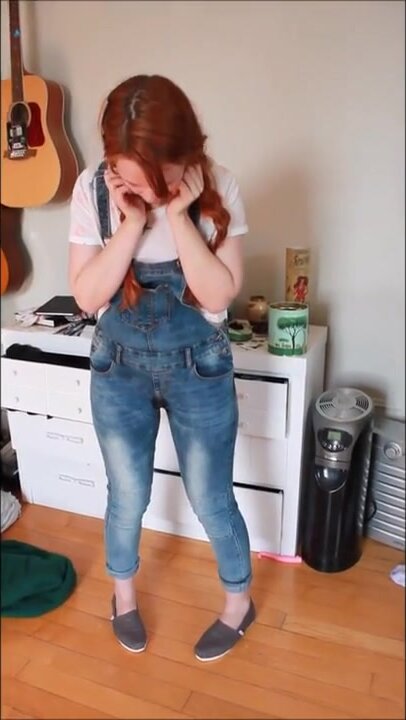 Redhead pee her overall