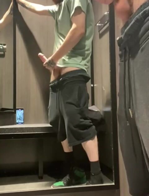 Straight wanker busts a nut in fitting room