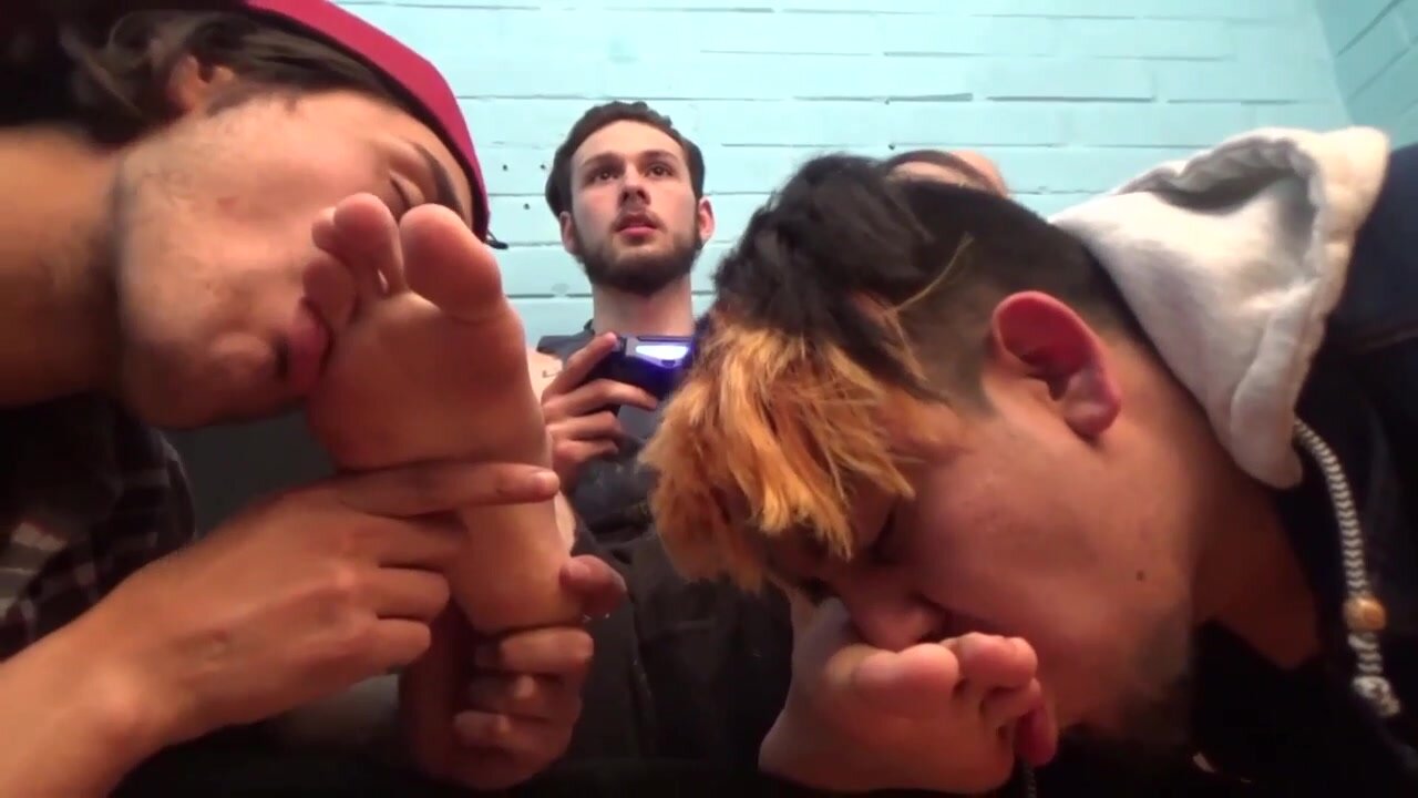 TWO FAGS SERVING A WHITE ALPHA MALE FEET