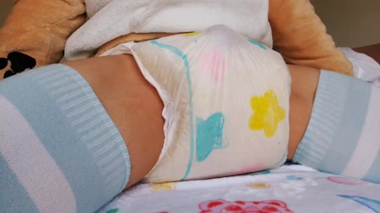 Horny diaperboy presses up against soaked diaper