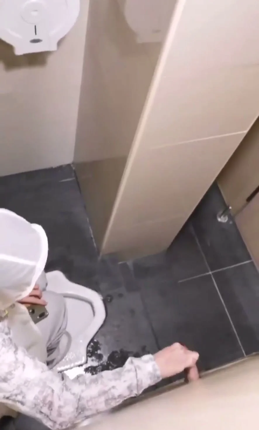 Recording of a bathroom glory hole handy - ThisVid.com Türkçe