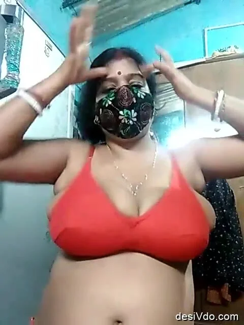 Hot aunty showing her bra strip