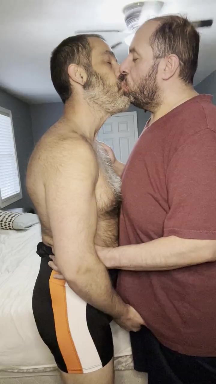 30 seconds of two bears kissing