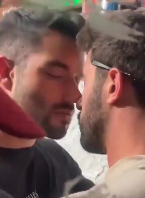 Hot kiss - video 15