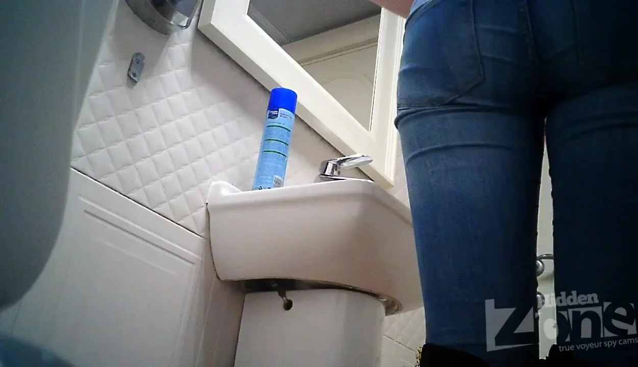 Voyeur pee: Toilet piss girl - ThisVid.com