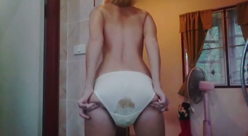 Milf pooping in panties