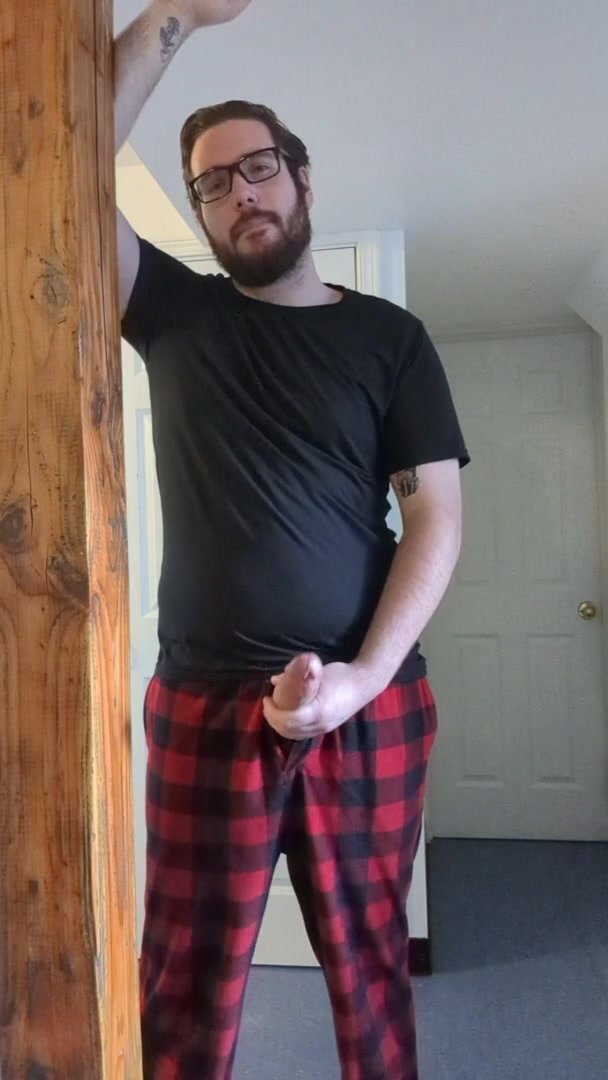 Bearded daddy in pyjamas cums