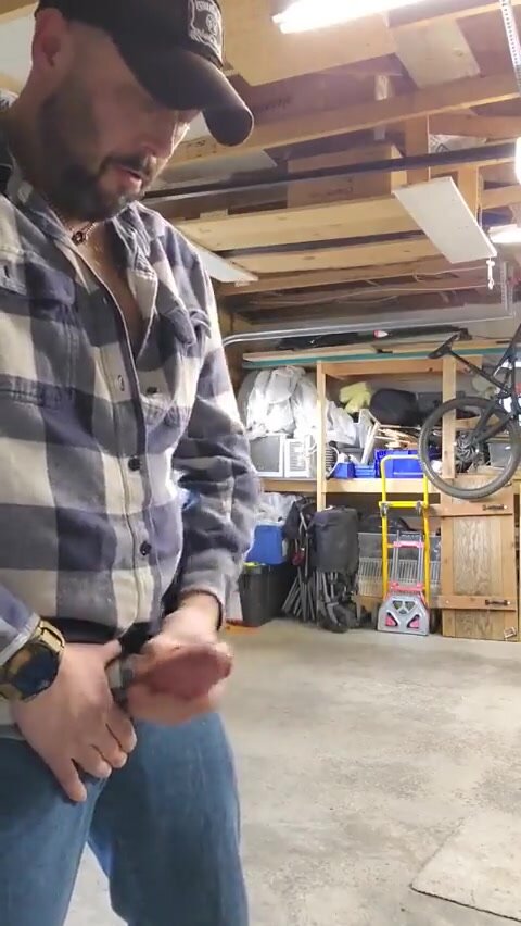 Daddy cums in garage