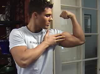 Very sexy flexing his bicep