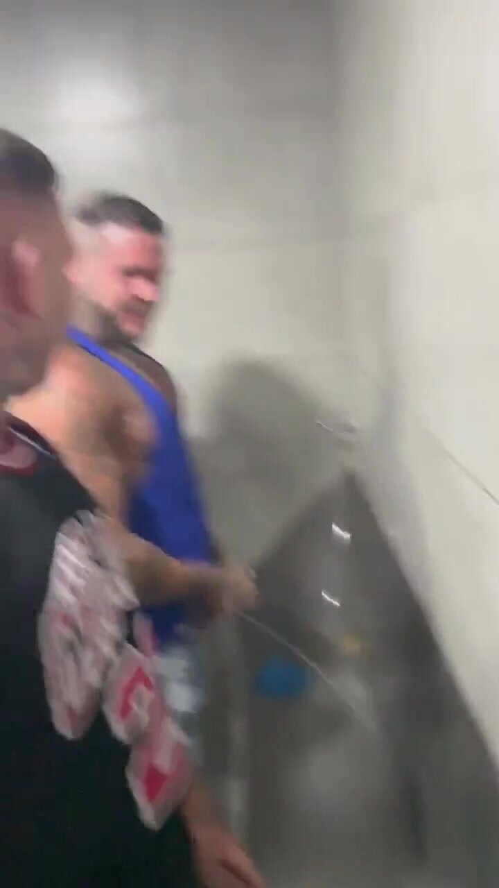 Bodybuilder recording himself pissing