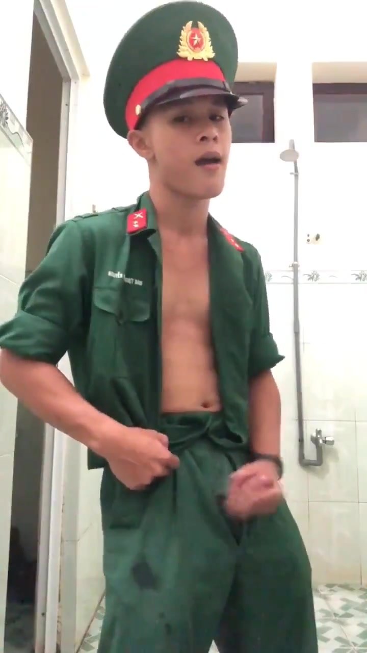 Viet soldier bathroom jerk