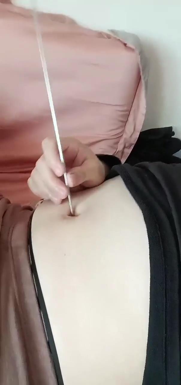 Piercing the navel - video 2