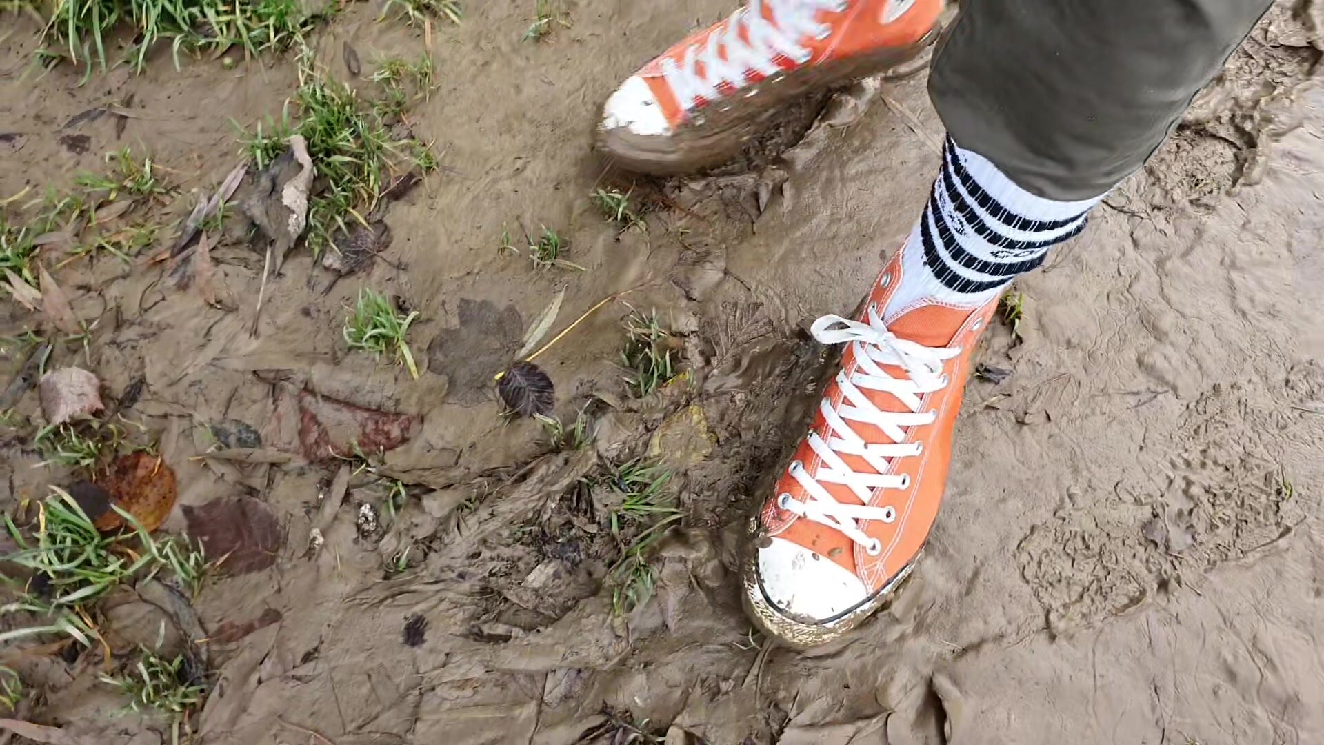 Fun with my sand-orange Chucks (mud, wet), part 2