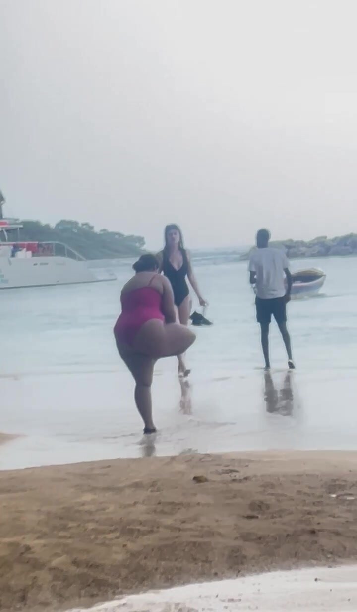 Skinny and BBW on the beach