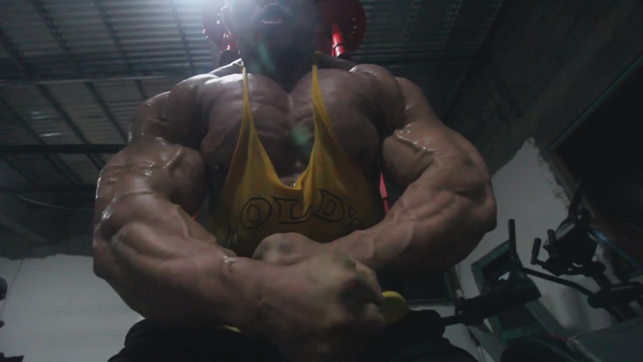 Joseph Fernandez flex his gorgeous muscle