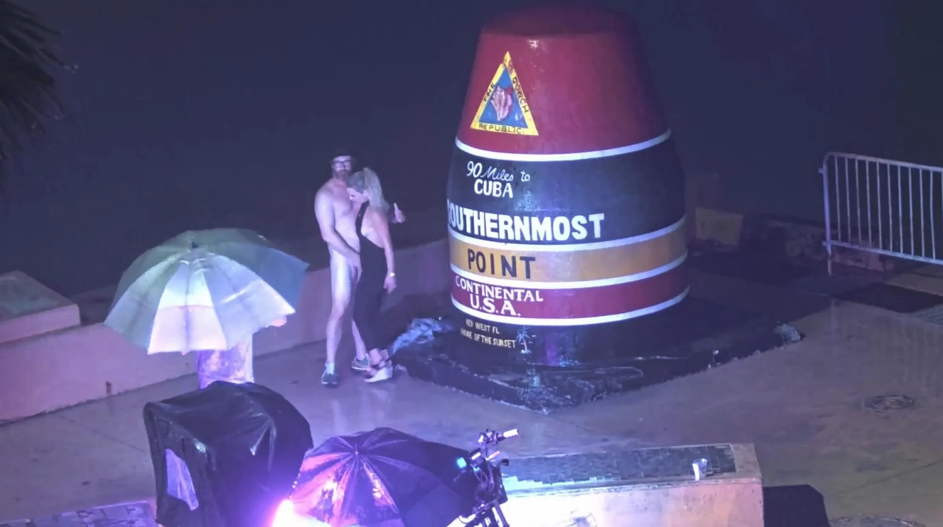 CFNM caught on cam - ThisVid.com