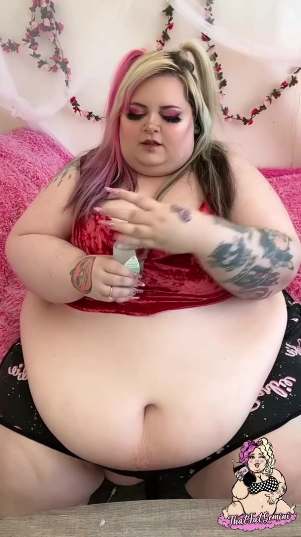 SSBBW Belly on the table
