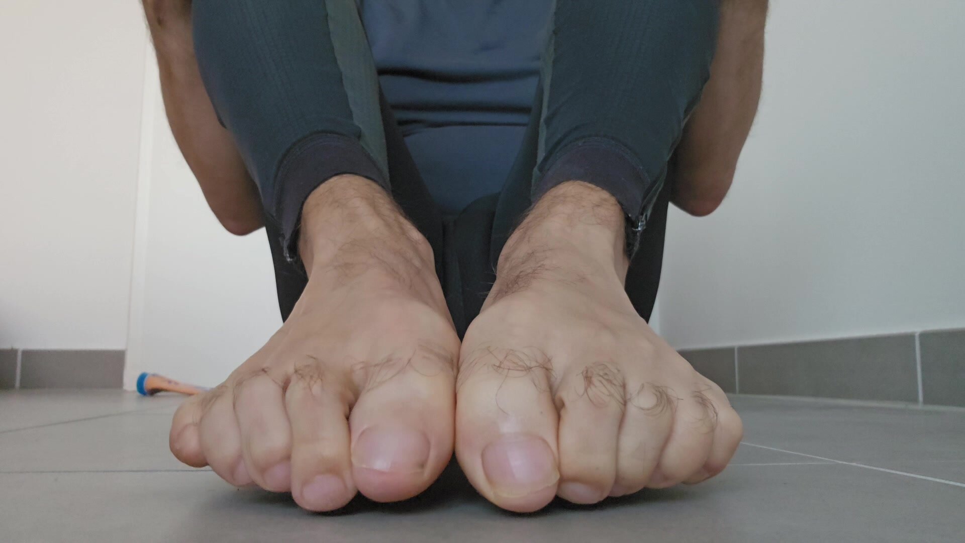 Male feet with big hairy toes