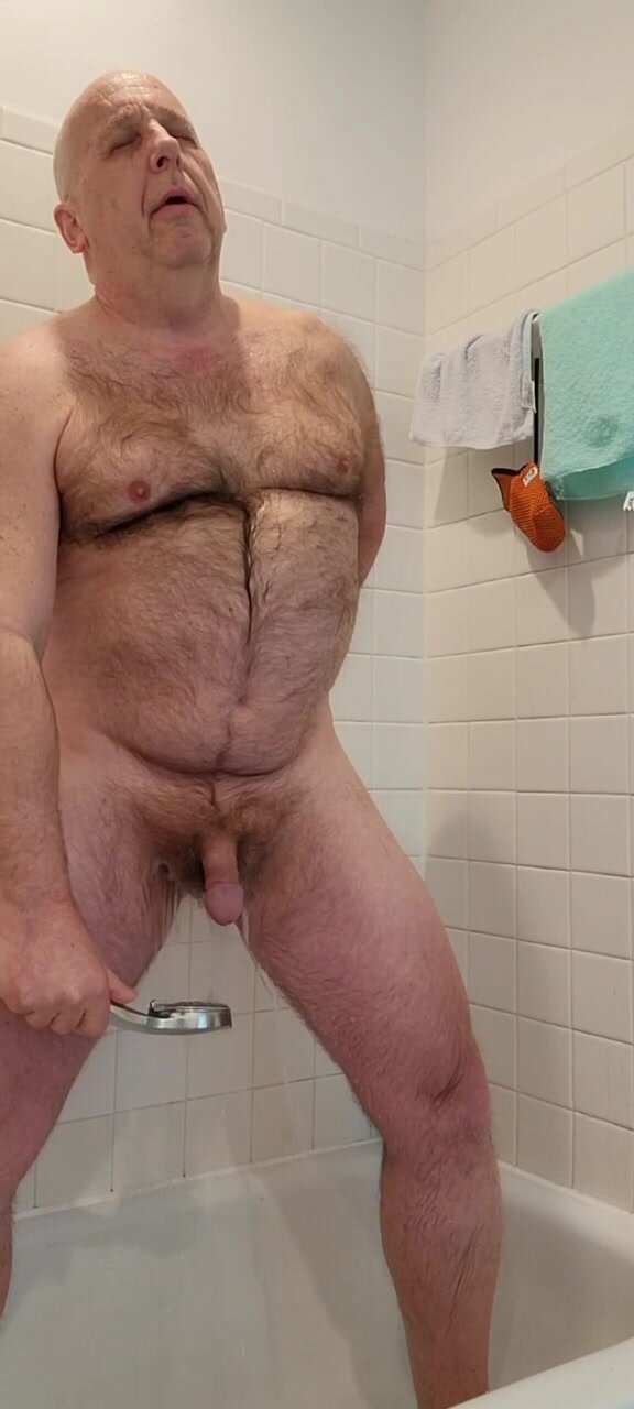 Johnboyluge pissing and showering