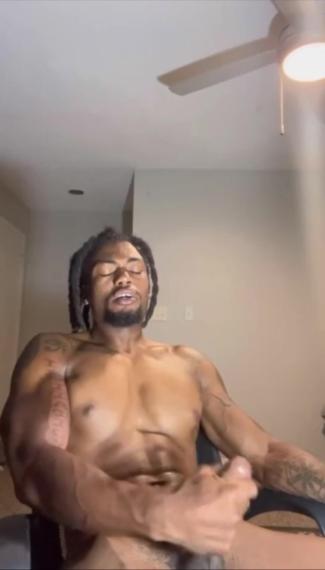 Verbal str8 moaning black muscle hunk cums