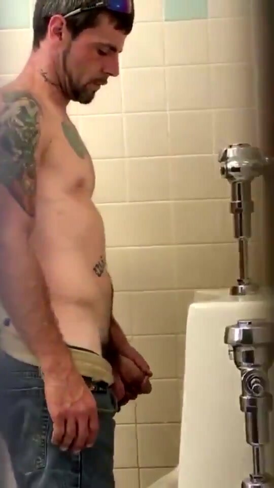 Drunk str8 guy's big dick spied at the urinal