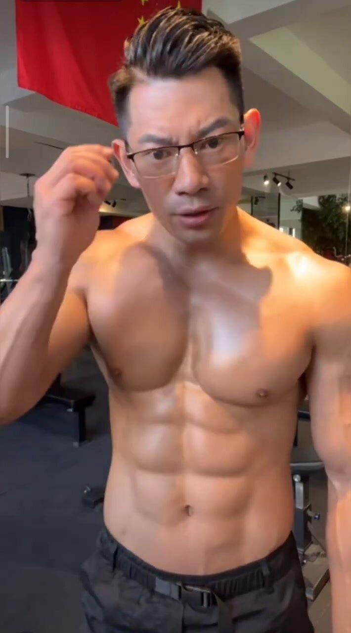 Muscle Daddy In Gym