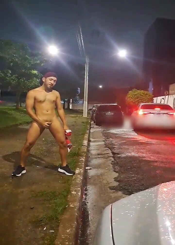 Brazilian guy jerking off at the park