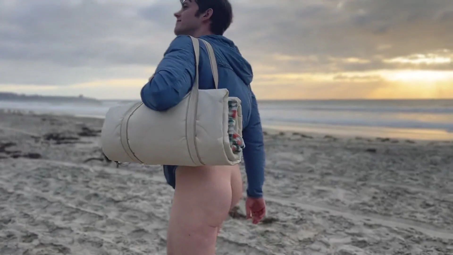 Bottomless at Beach - ThisVid.com