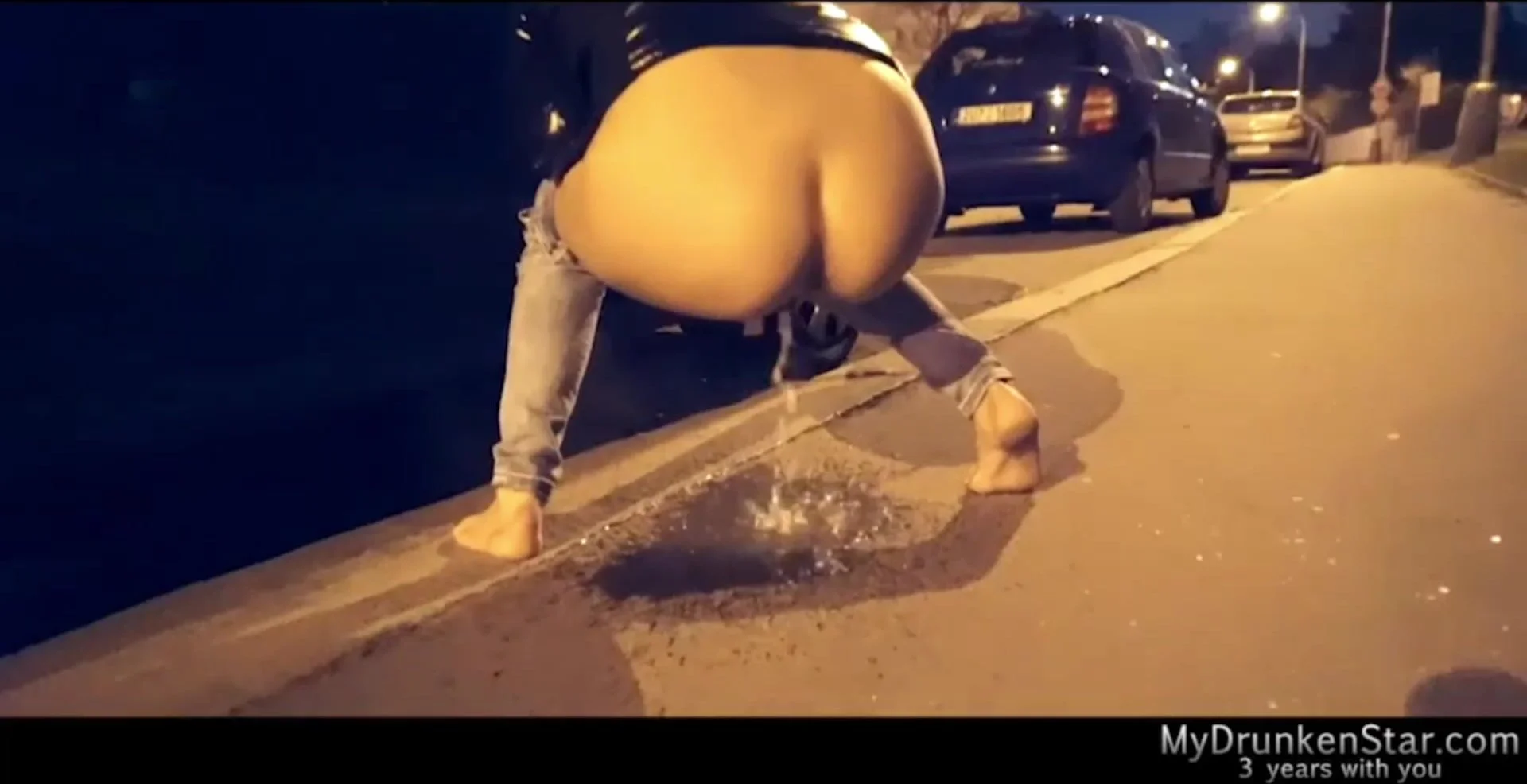 Girl with great ass pissing on the street  ThisVid com en anglais 