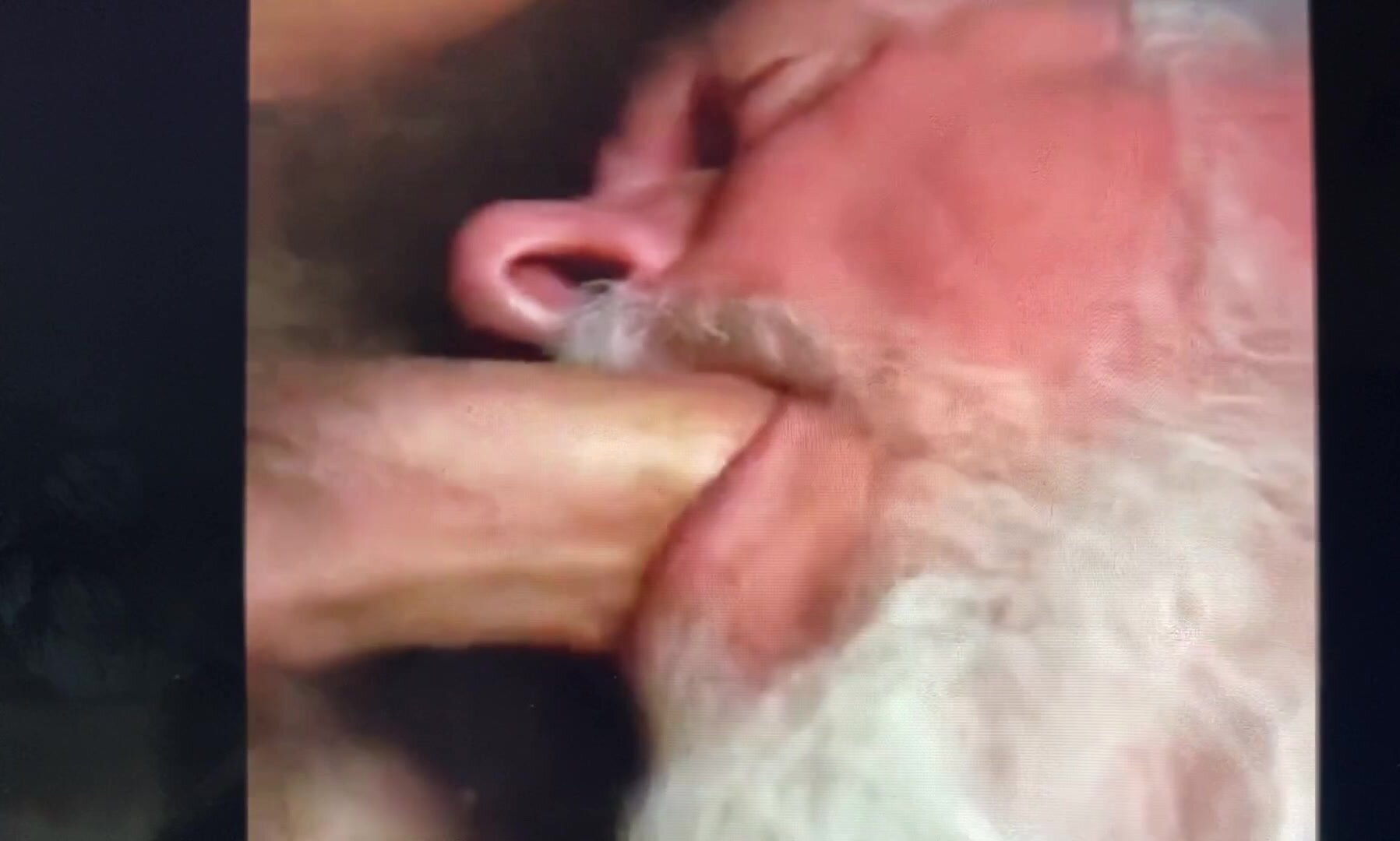 Soft beard, expert cock sucking! Barbe douce, pipe !