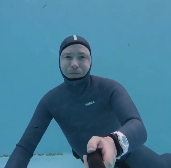 Masked and barefaced breatholds underwater in wetsuit