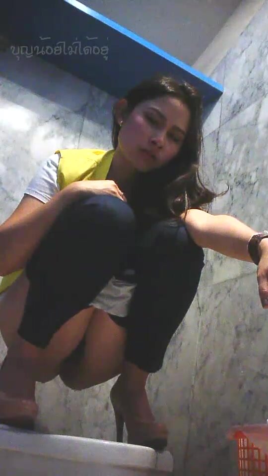 Thai student pooping and washing her ass