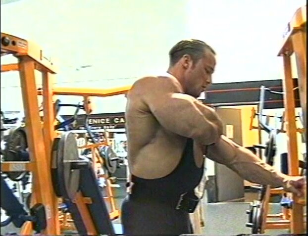bodybuilder Craig Titus training chest