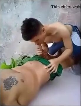 Rapaz Pagou Boquete Pro Amigo no Quintal da Casa dele