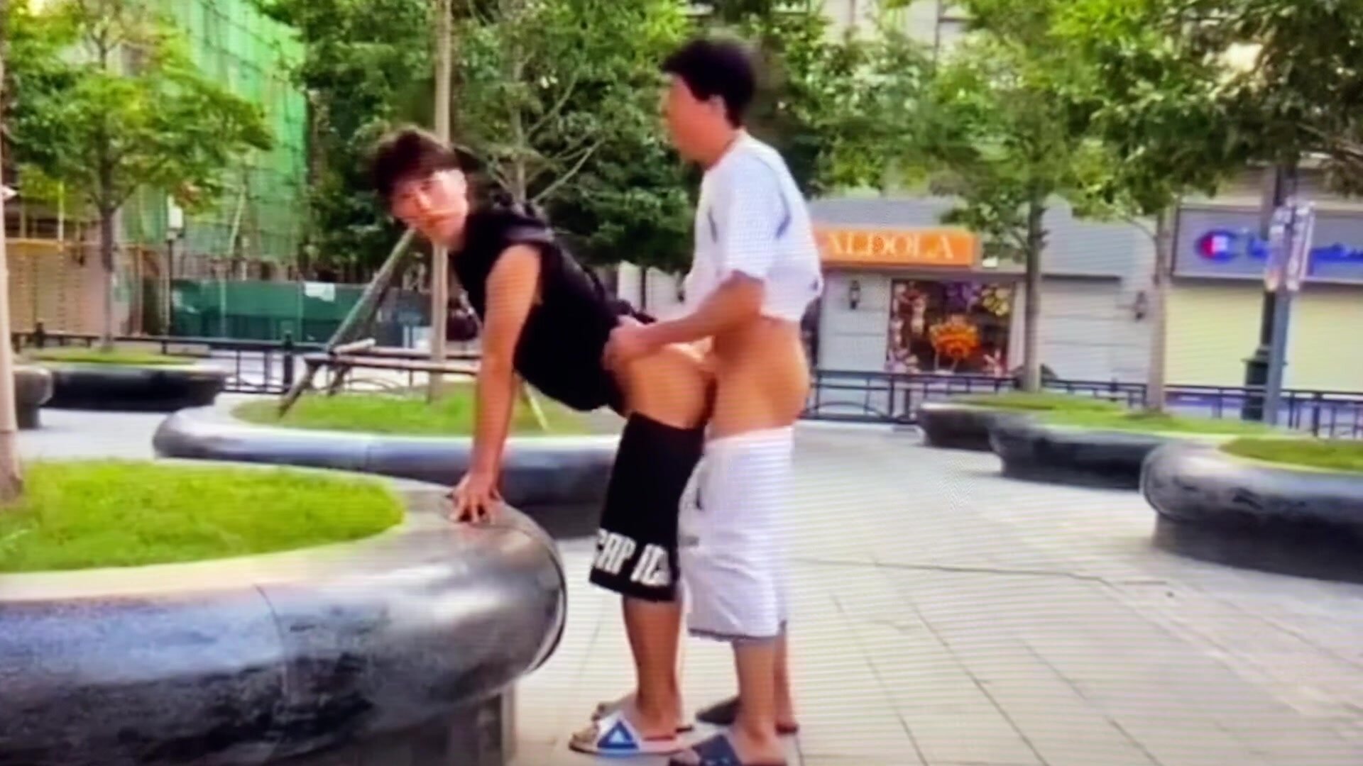 中国人在公园用力操。baise chinoise au parc.
